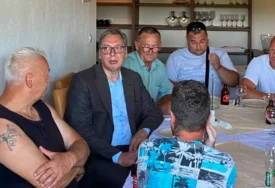 (VIDEO, FOTO) „Ostalo je malo Srba, oko 40“ Predsjednik Srbije i lider SNSD stigli u porodičnu kuću Vučića u Čipuljićima, evo kako izgleda  