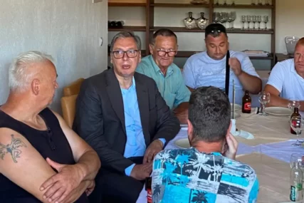 (VIDEO, FOTO) „Ostalo je malo Srba, oko 40“ Predsjednik Srbije i lider SNSD stigli u porodičnu kuću Vučića u Čipuljiću, evo kako izgleda  