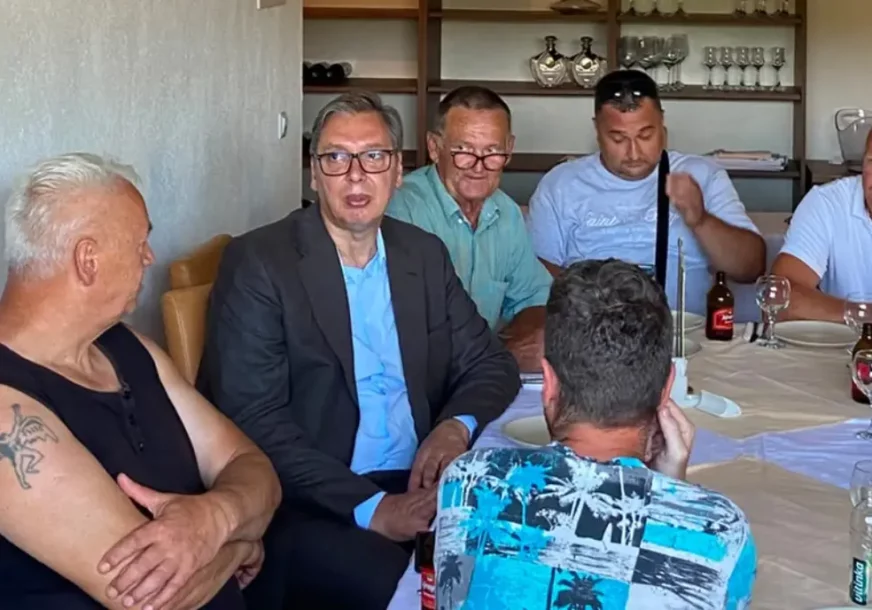 (VIDEO, FOTO) „Ostalo je malo Srba, oko 40“ Predsjednik Srbije i lider SNSD stigli u porodičnu kuću Vučića u Čipuljiću, evo kako izgleda  