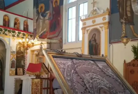(VIDEO) ZMIJE GMIŽU PO IKONAMA, A VJERNICI SMATRAJU DA JE TO ZNAK Ako se ne pojave, strahuju od nesreće