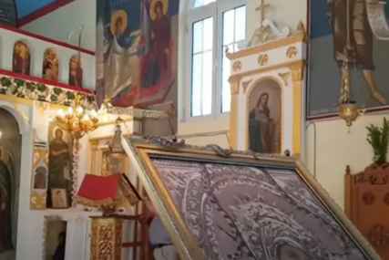 (VIDEO) ZMIJE GMIŽU PO IKONAMA, A VJERNICI SMATRAJU DA JE TO ZNAK Ako se ne pojave, strahuju od nesreće