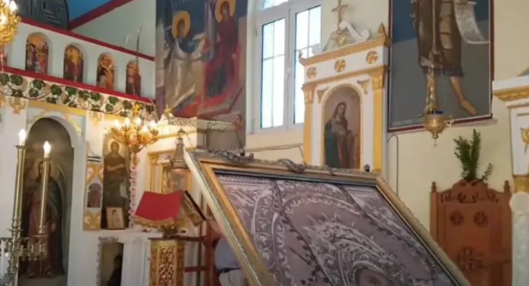 (VIDEO) ZMIJE GMIŽU PO IKONAMA, A VJERNICI SMATRAJU DA JE TO ZNAK Ako se ne pojave, strahuju od nesreće
