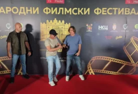 (FOTO, VIDEO) Sve oči uprte u slavnog glumca: Žan Klod Van Dam i Željko Mitrović na crvenom tepihu u Nišu, čuveni glumac sa kačketom na glavi i tamnim naočarima