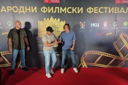 (FOTO, VIDEO) Sve oči uprte u slavnog glumca: Žan Klod Van Dam i Željko Mitrović na crvenom tepihu u Nišu, čuveni glumac sa kačketom na glavi i tamnim naočarima
