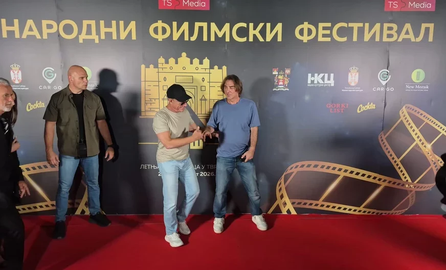 (FOTO, VIDEO) Sve oči uprte u slavnog glumca: Žan Klod Van Dam i Željko Mitrović na crvenom tepihu u Nišu, čuveni glumac sa kačketom na glavi i tamnim naočarima