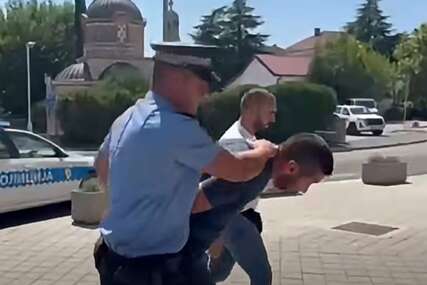 (VIDEO) Osumnjičen za TEŠKO UBISTVO: Željko Vujović koji je automobilom udarao ljude na konjičkim trkama SPROVEDEN u OJT Trebinje