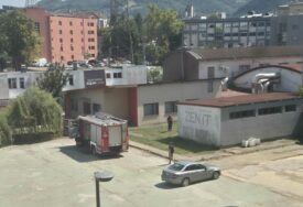 (FOTO) Eksplozija u tržnom centru u Banjaluci: Vatrogasci na licu mjesta