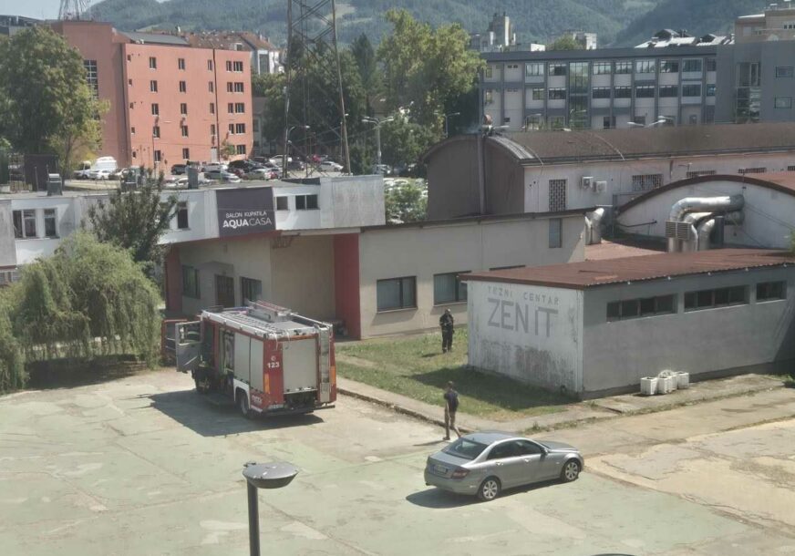 (FOTO) Eksplozija u tržnom centru u Banjaluci: Vatrogasci na licu mjesta