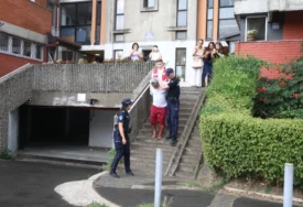 (VIDEO, FOTO) Policija ga izvela bosog sa lisicama na rukama: Ovo je Zoran osumnjičen za ubistvo majke na Novom Beogradu, ušao u vozilo hitne pomoći