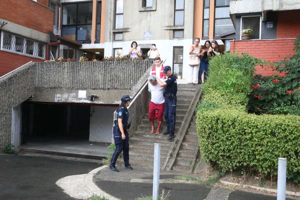 (VIDEO, FOTO) Policija ga izvela bosog sa lisicama na rukama: Ovo je Zoran osumnjičen za ubistvo majke na Novom Beogradu, ušao u vozilo hitne pomoći