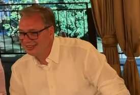 (VIDEO) „Idem preko zemlje Srbije“ Vučić objavio snimak iz kafane, mikrofona se uhvatila i ministarka Đedović
