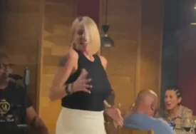 (VIDEO) ANA DIVAC SARAJEVO DIGLA NA NOGE Zaigrala kolo, a Vlade se latio mikrofona, atmosferu doveli do usijanja