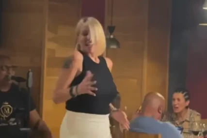 (VIDEO) ANA DIVAC SARAJEVO DIGLA NA NOGE Zaigrala kolo, a Vlade se latio mikrofona, atmosferu doveli do usijanja