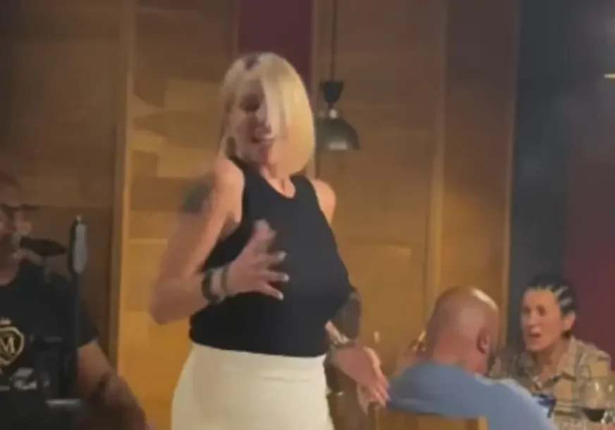 (VIDEO) ANA DIVAC SARAJEVO DIGLA NA NOGE Zaigrala kolo, a Vlade se latio mikrofona, atmosferu doveli do usijanja