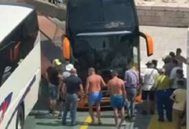 DRAMA NA JADRANU Autobus na sprat zapeo na trajektu za Korčulu, ljudi ga tresli i gurali