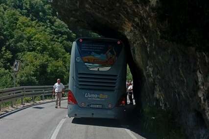 Usporen saobraćaj: Autobus zapeo u kanjonu kod Banjaluke