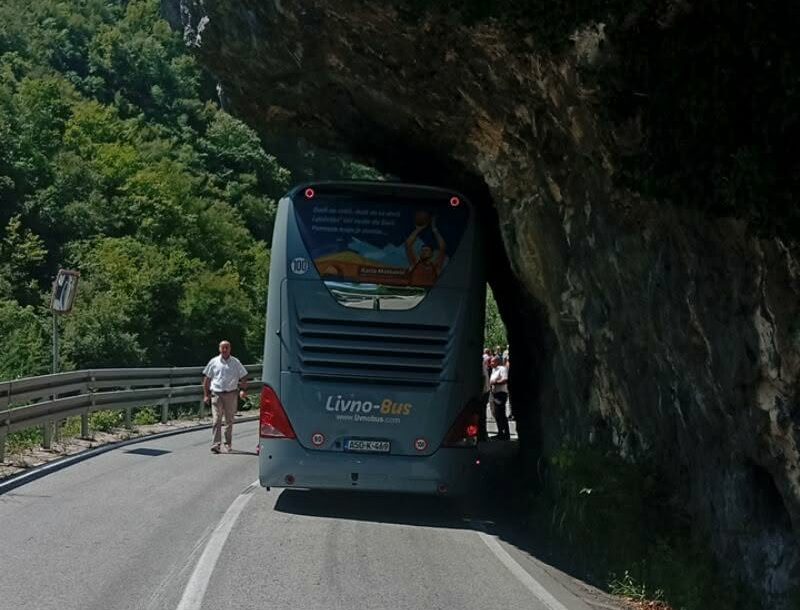 Usporen saobraćaj: Autobus zapeo u kanjonu kod Banjaluke