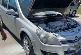 (FOTO) Banjalučki vatrogasci ne miruju: Gasili požar na automobilu, gorjela livada i nisko rastinje