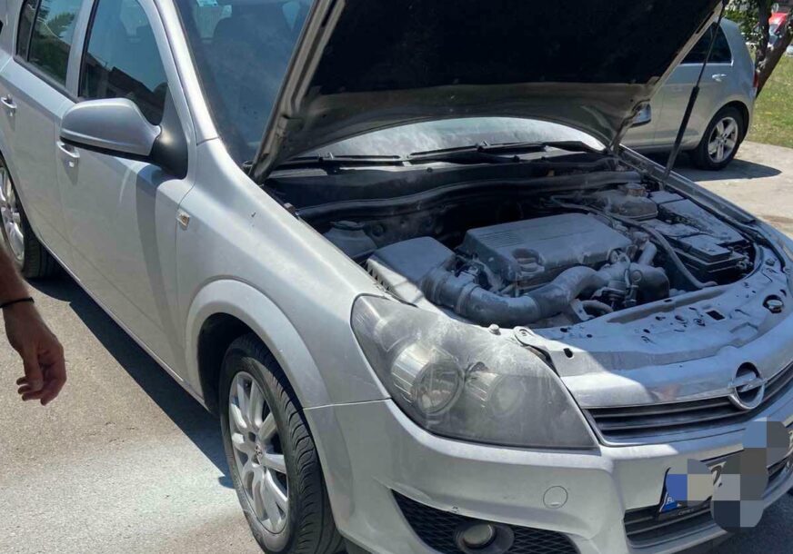 (FOTO) Banjalučki vatrogasci ne miruju: Gasili požar na automobilu, gorjela livada i nisko rastinje