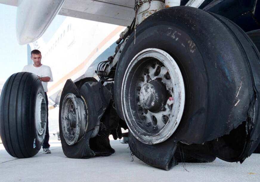 uništene gume na avionu