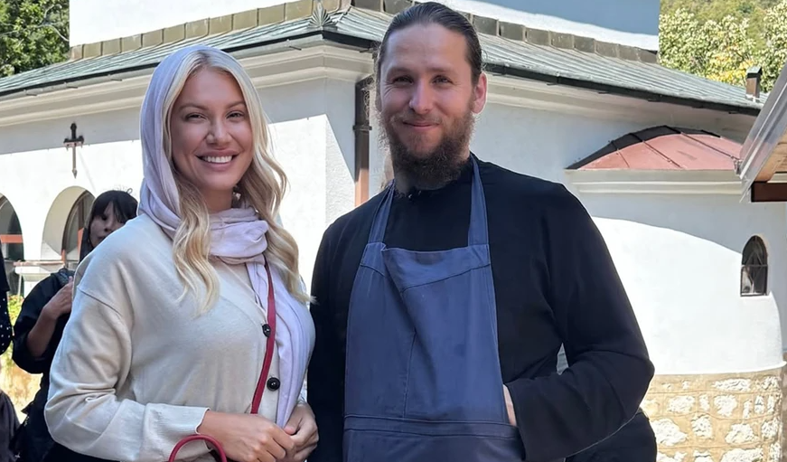"Srećno Preobraženje Gospodnje" Voditeljka pozirala sa bratom monahom ispred velike svetinje