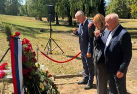 (FOTO) „Da pamtimo i ne zaboravimo“ Borenović odao počast srpskim žrtvama na Šušnjaru