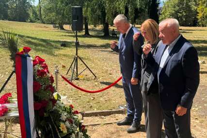 (FOTO) „Da pamtimo i ne zaboravimo“ Borenović odao počast srpskim žrtvama na Šušnjaru