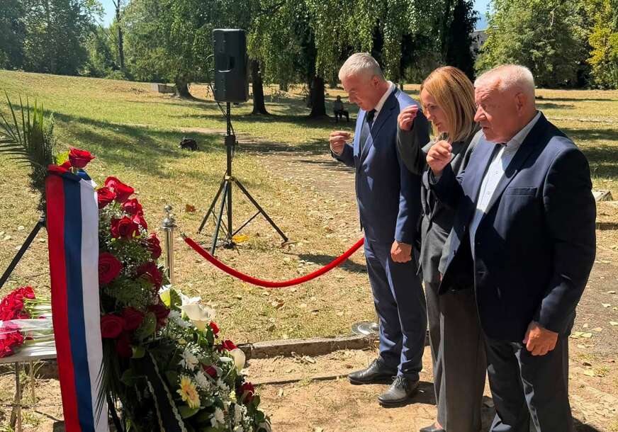 (FOTO) „Da pamtimo i ne zaboravimo“ Borenović odao počast srpskim žrtvama na Šušnjaru