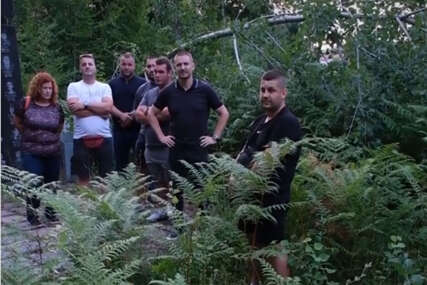 (VIDEO) „Kosi se jednom godišnje, pred slikanje“ SNSD i mještani Bronzanog Majdana ukazali na zapušteno spomen-obilježje borcima