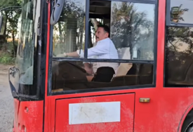 "Holivude, čekaj me" Andrija Milošević u opuštenom izdanju vozi autobus