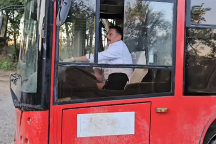 "Holivude, čekaj me" Andrija Milošević u opuštenom izdanju vozi autobus