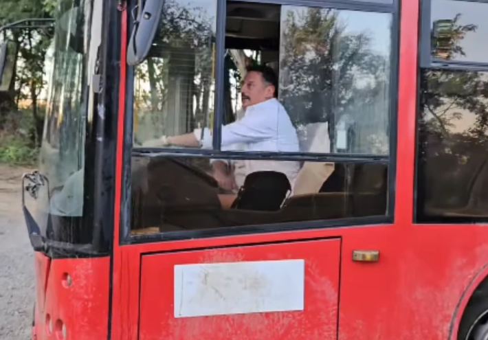 "Holivude, čekaj me" Andrija Milošević u opuštenom izdanju vozi autobus