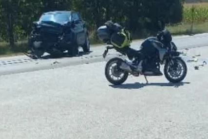 TEŠKA NESREĆA KOD DOBOJA Motociklista poginuo na licu mjesta, dijelovi vozila rasuti po putu