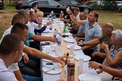(VIDEO)Uručeno 15 prasića za tov: Draško Stanivuković obišao višečlanu porodicu Puzić u Gradišci