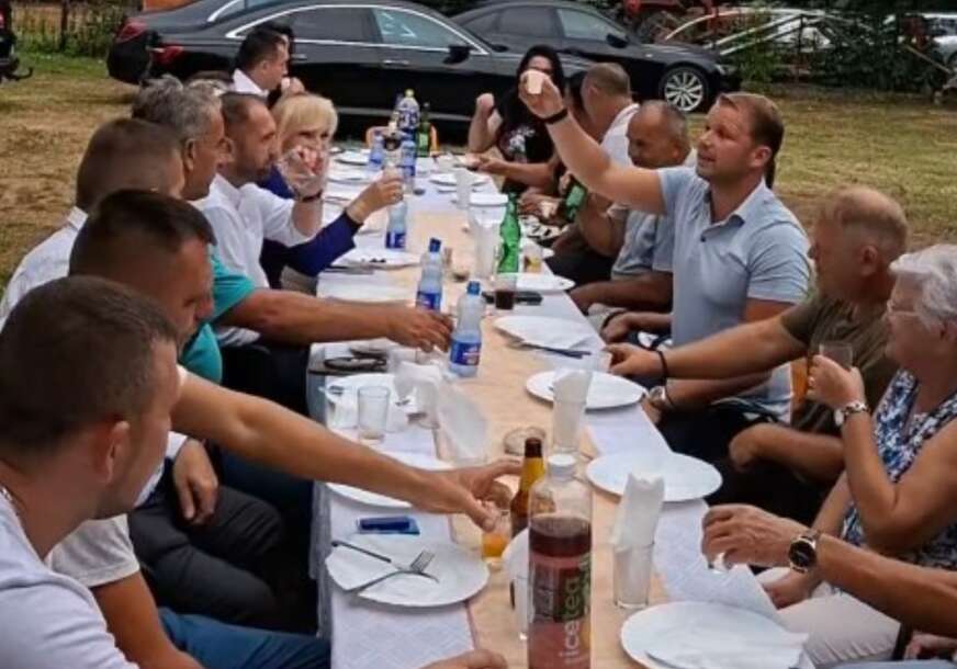 (VIDEO) Uručeno 15 prasića za tov: Draško Stanivuković obišao višečlanu porodicu Puzić u Gradišci