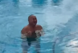 (VIDEO) Oko njih suvi luksuz: Đani Slađi održao "privatni koncert", pa sve nasmijao do suza