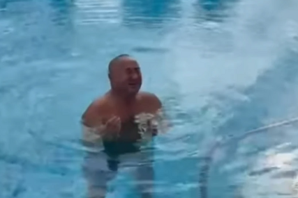 (VIDEO) Oko njih suvi luksuz: Đani Slađi održao "privatni koncert", pa sve nasmijao do suza