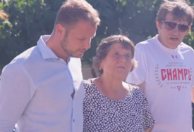 (VIDEO) "Niko mi nije donio ni jednu ružu za 8. mart" Draško Stanivuković posjetio majku poginulog borca, ovo su detalji dirljivog susreta