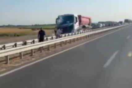 (VIDEO) POGINULA DVA RADNIKA Prvi snimci stravične saobraćajke kod Loznice, uviđaj u toku