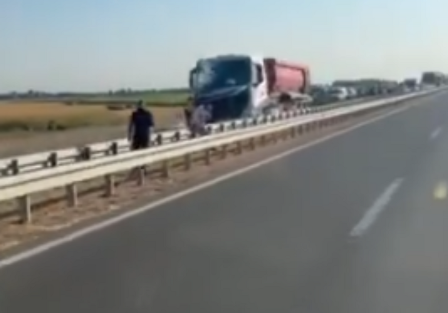 (VIDEO) POGINULA DVA RADNIKA Prvi snimci stravične saobraćajke kod Loznice, uviđaj u toku