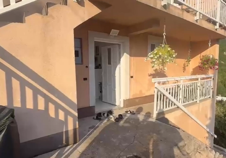 (VIDEO) Zabio zetu NOŽ U SRCE: Ovo je kuća ispred koje se desilo stravično ubistvo u Sarajevu