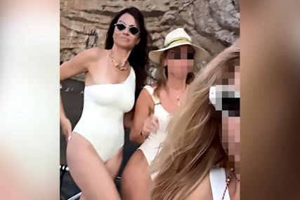 ZATEGNUTA KAO PRAĆKA Glumica pozirala u bijelom kupaćem, pa pokazala rasne obline