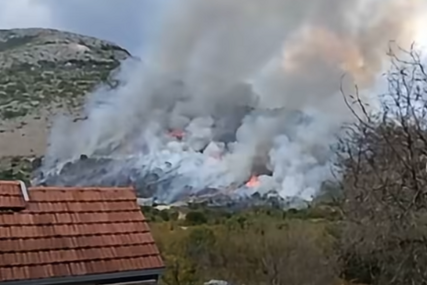 (VIDEO) Gori nisko rastinje: Požar u Trebinju, na terenu vatrogasci
