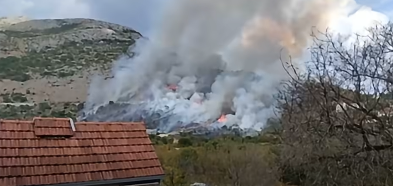 (VIDEO) Gori nisko rastinje: Požar u Trebinju, na terenu vatrogasci