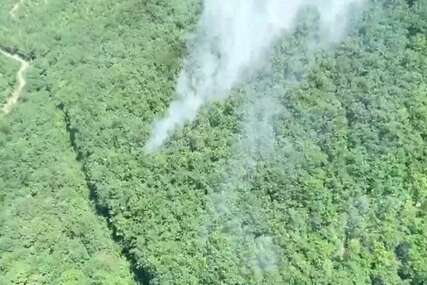Požar u Novom Goraždu se ponovo širi: Vatrogasci branili kuće i štalu, sve veći pritisak na terenu