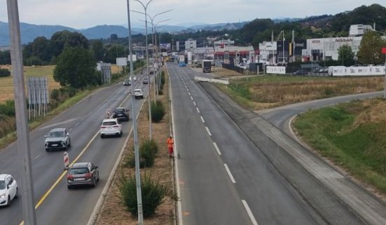 (VIDEO, FOTO) Kolona se otegla, a na radilištu 1 radnik: Scena sa Prijedorske petlje, kao iz Top liste nadrealista