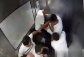 (VIDEO) IMA POVRIJEĐENIH Lift pun putnika propao sa četvrtog sprata