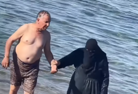 (VIDEO) "On šeta golog stomaka, dok ona NE MOŽE DA DIŠE" Buknula žestoka rasprava na snimak muslimanskog para na plaži