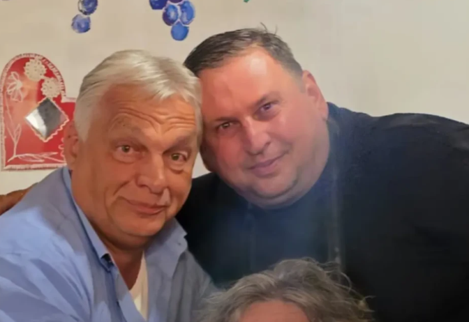 (VIDEO) Pila se šljivovica: Taki Marinković u društvu Viktora Orbana u Guči