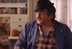 (FOTO) Malo ko bi uspio da prepozna na ulici: Evo kako danas IZGLEDA MALI TOMA iz serije ''Selo gori, a baba se češlja''